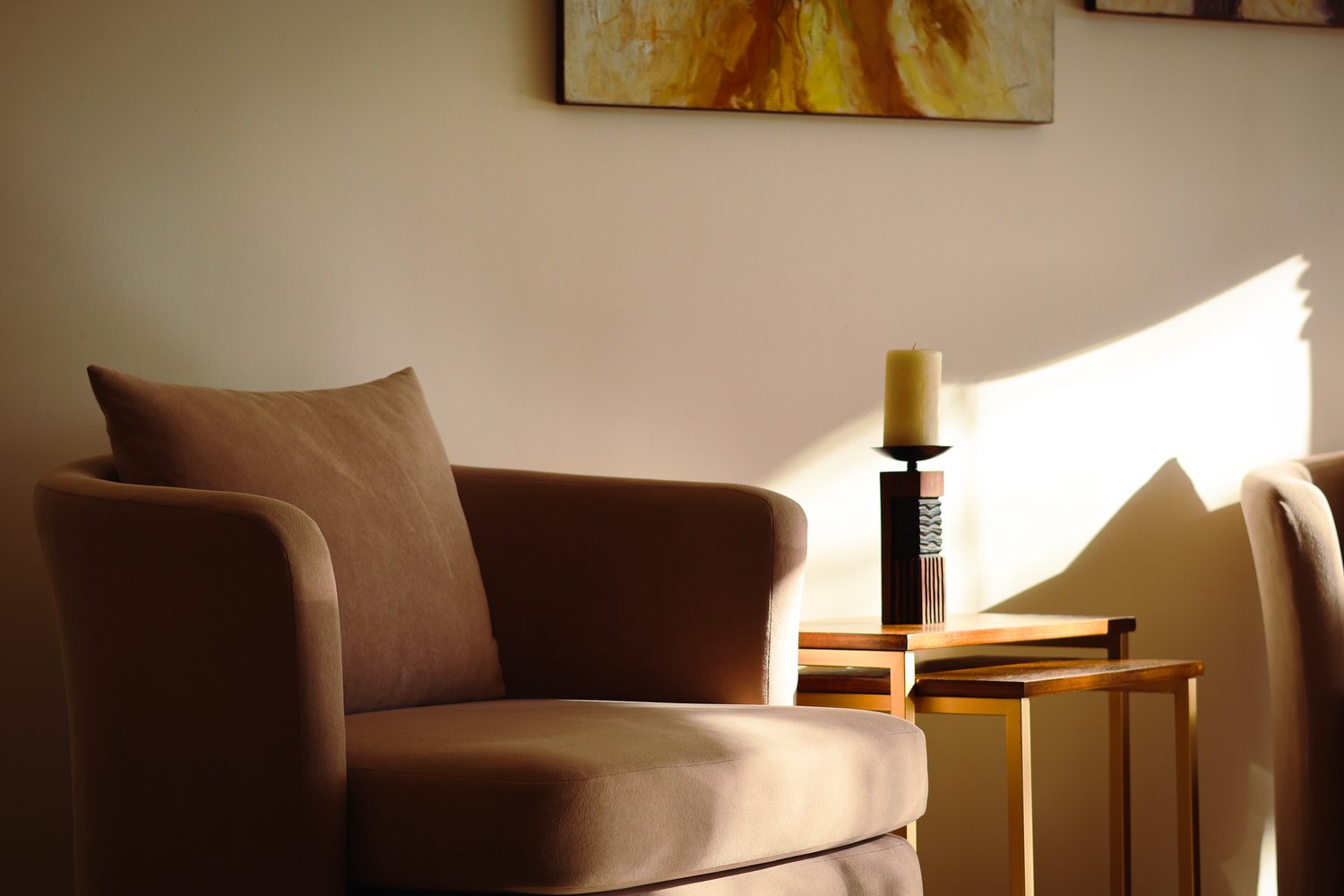 Espacio de consulta cálido y sereno, con un sillón junto a la luz natural