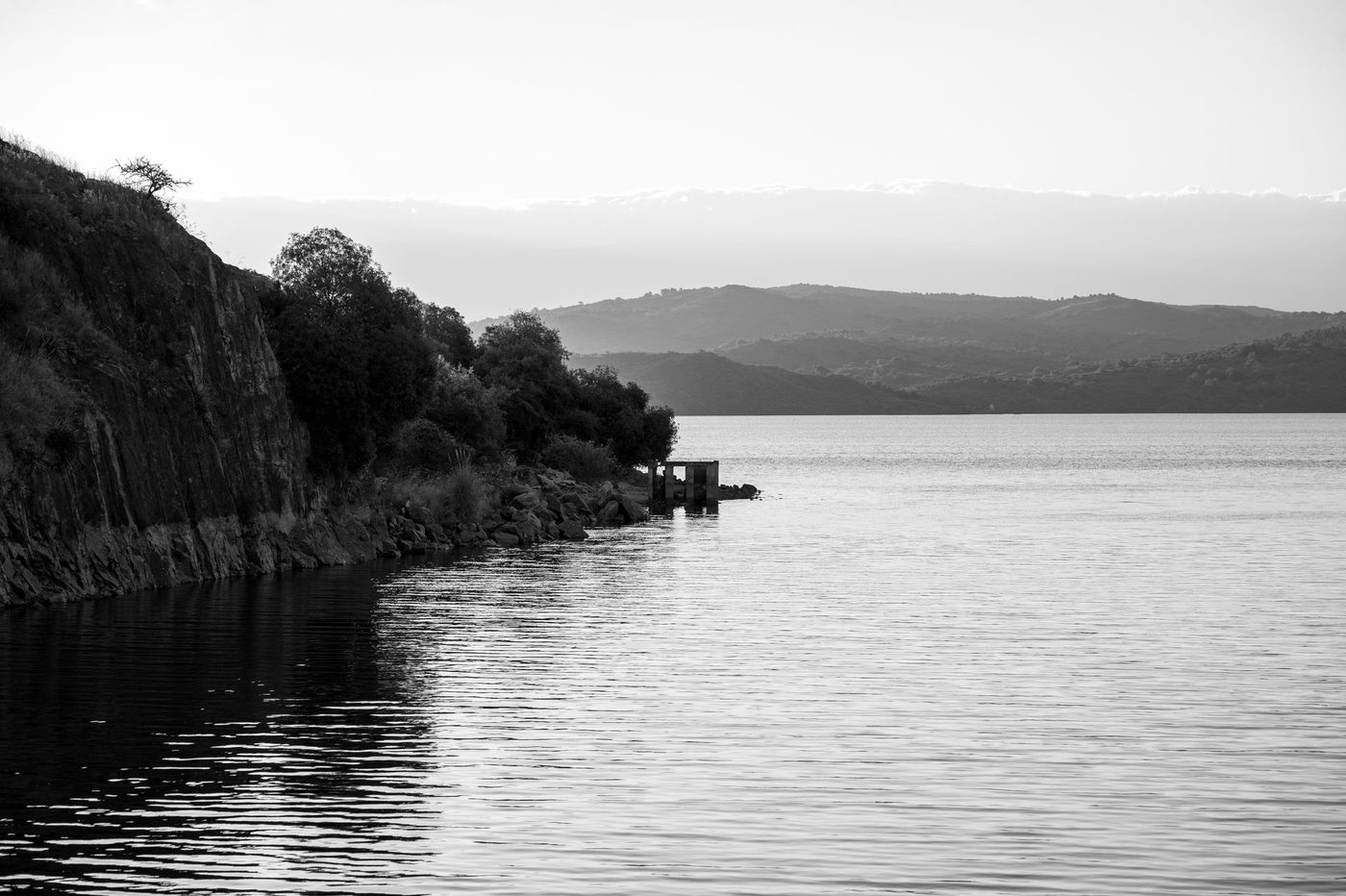 Lago sereno entre montañas, imagen de calma