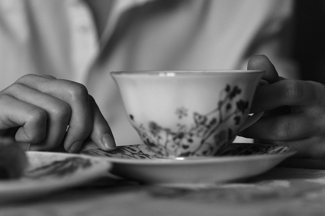 Taza tibia entre las manos, ambiente de calma